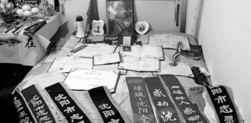 沈阳百余人送