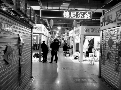 沈阳：南塔鞋城内一中年男子持剑刺伤小伙
