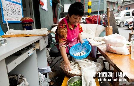 成都一位老人的“爱心饺子铺”：凭老年证免费吃
