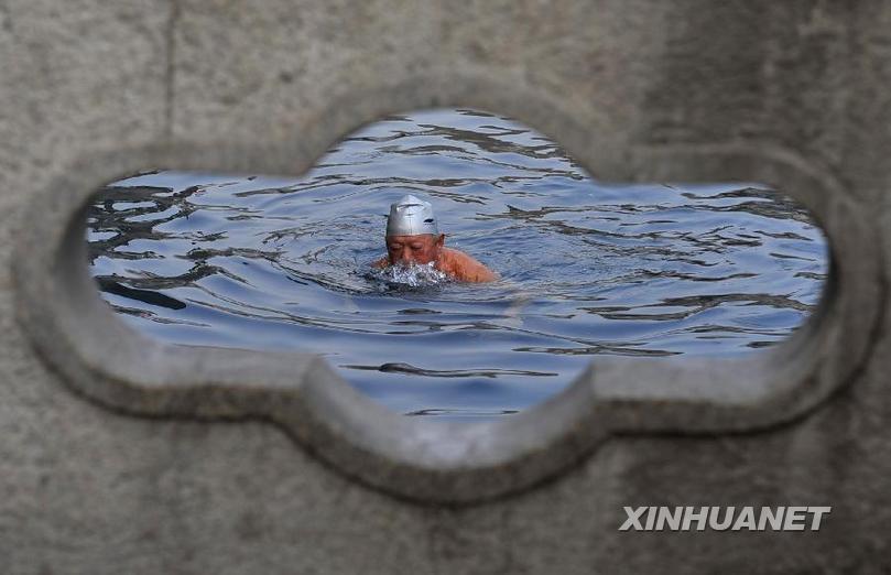 济南冬泳爱好者尽享冬泳之乐