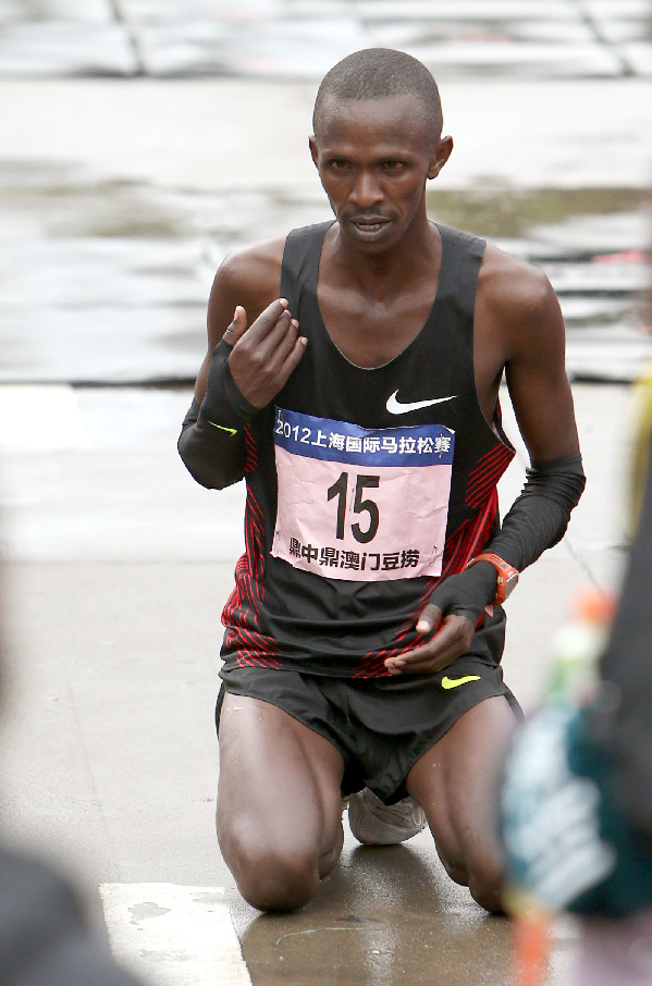 马拉松——2012上海国际马拉松赛雨中鸣枪