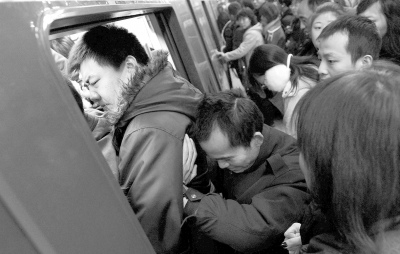 体验北京地铁:人是怎么被挤成“照片”的(图)