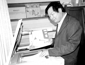 用ABC苦写人生的农民 坎坷人生历炼出“活字典”