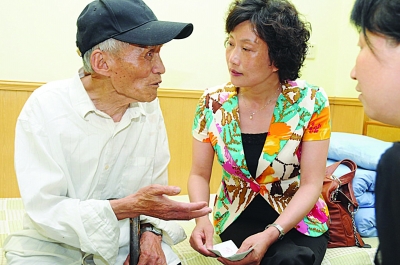 8旬老人欲捐款10万遭婉拒 行善成“痴”致妻离女散