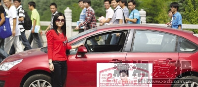 恨嫁美女闹市高调征婚:有车有房待我如女王(图)