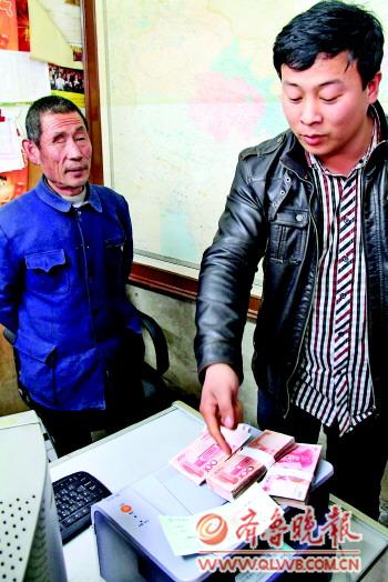 拾荒者退还银行多给1.5万元现金 刚被骗5900