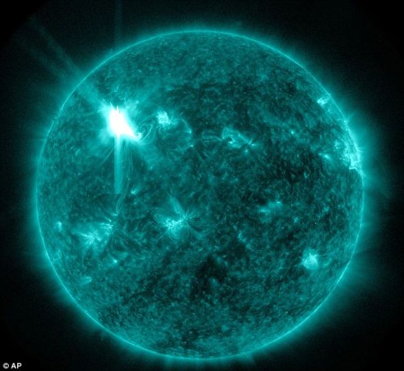 美卫星拍太阳风暴震撼照：表面现巨大漩涡