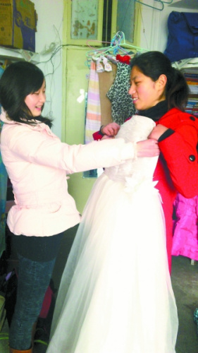 女研究生自学校宿舍出嫁 婚礼当日将抢亲(图)