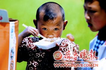 小学地段偏无食堂 7旬老太步行15里给孙子送饭