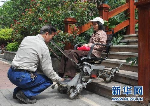 20余载不离不弃 七旬老汉为患病妻子发明
