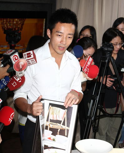 汪小菲记招澄清欠薪疑云 回应大S怀孕语带保留