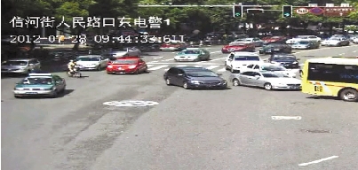 被卷入车底碾压拖行5米 “奇迹姐”只是轻微擦伤