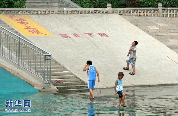 汛期以来雨多 河中嬉水，险！