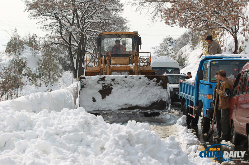 北京延庆遭遇52年来最大降雪 抗雪救灾有序进行