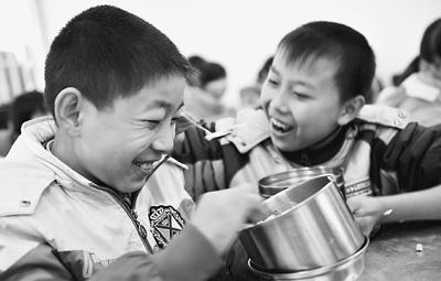 营养改善不是国家包午餐 主食为孩子从家里自带