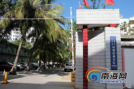 男子被女友晒开警车泡温泉 涉公车私用