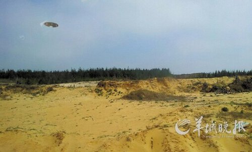 游客在广东意外拍摄到疑似外星人和UFO照片(图)