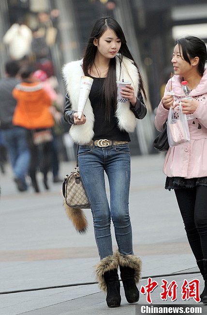 高清组图：重庆气温回升 街头美女换春装