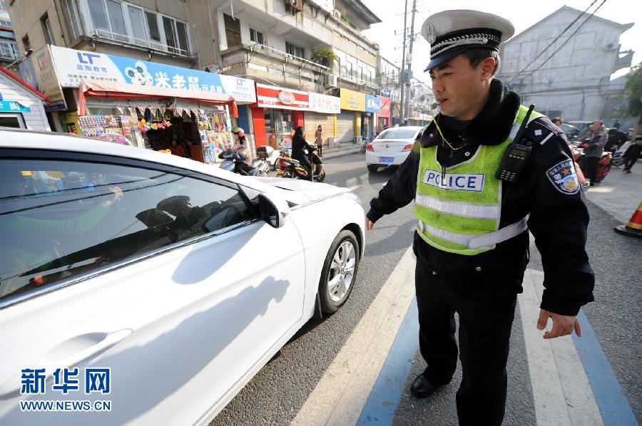 苏交警“抱抱哥”每天抱送400名孩子下车进园门