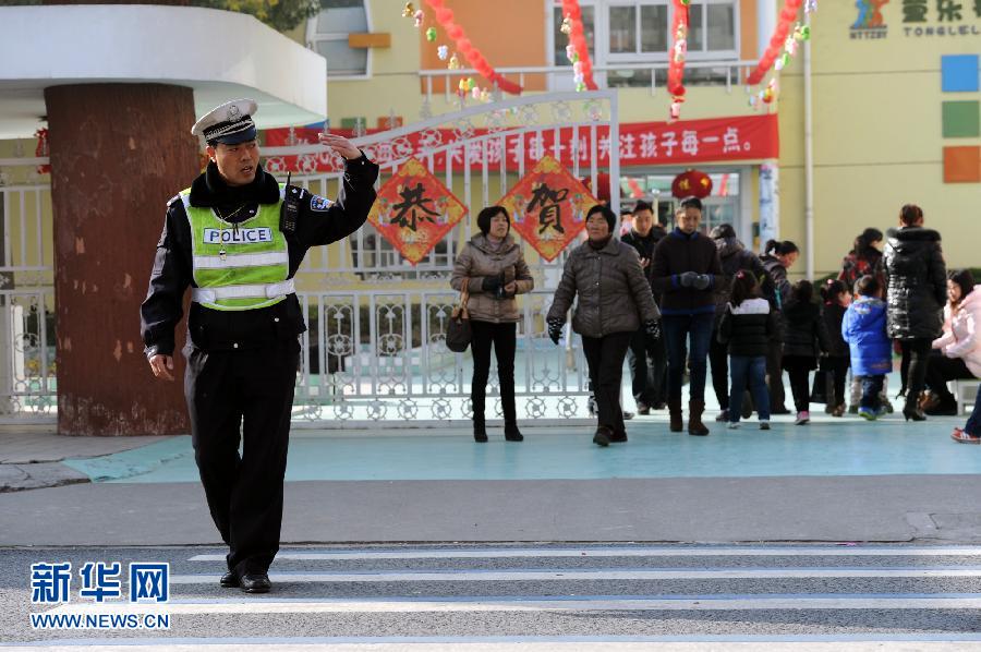苏交警“抱抱哥”每天抱送400名孩子下车进园门