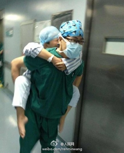 雅安地震温情：医生背着病人离开手术室（图）