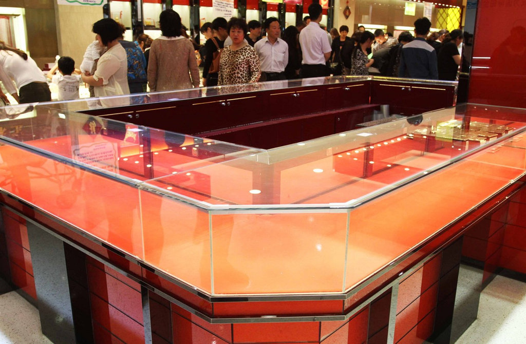 组图：各地抢金潮持续金店被“洗劫一空”
