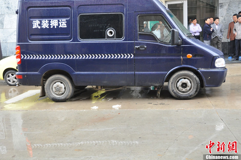 江苏一运钞车押运员车内开枪自杀身亡 原因尚不明