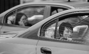 记者体验“蓝标”车：晚高峰拥堵10分钟“跳”10元