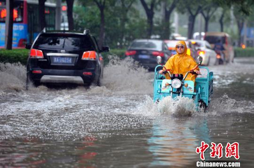 山西暴雨倾城 太原多路段成“汪洋”