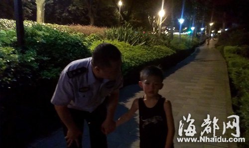 父子夜游西湖公园捉迷藏 父亲藏太好差点丢了娃