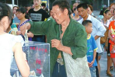 为烫伤女孩捐款 捡荒老人挣了15元捐出10元
