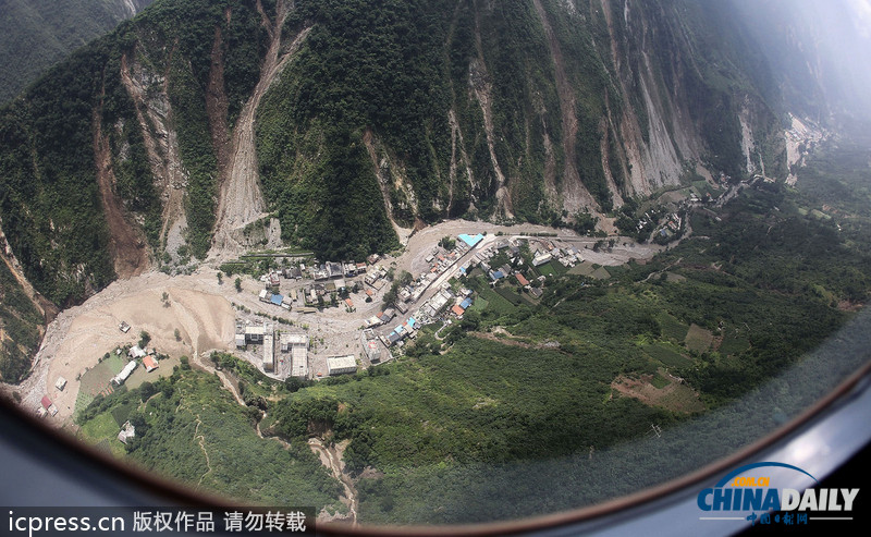 暴雨泥石流致汶川草坡乡成孤岛 直升机空投驰援