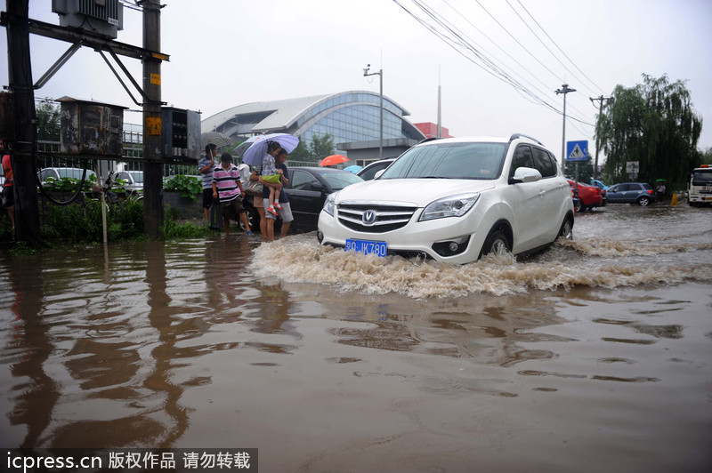一场大雨又“看海” 北京天通苑北地铁站南积水没过膝盖