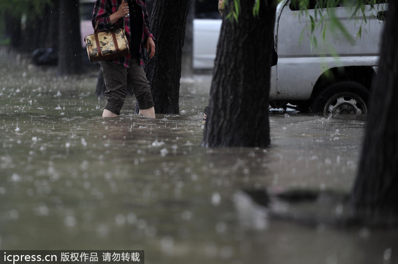 一场大雨又“看海” 北京天通苑北地铁站南积水没过膝盖