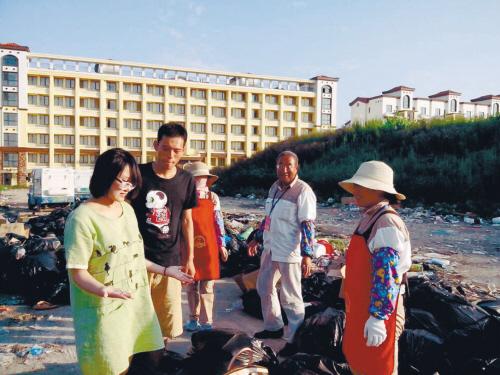 裸婚定情钻戒被当垃圾扔掉 夫妻上百斤垃圾中扒回