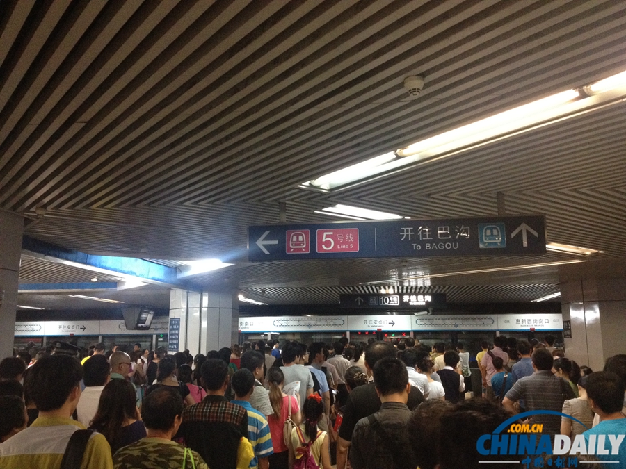 北京地铁十号线今晨又现故障 乘客滞留站台