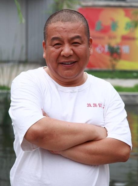 韩红连续3次违反交规引围观 揭违法明星