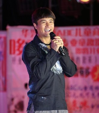 韩红连续3次违反交规引围观 揭违法明星