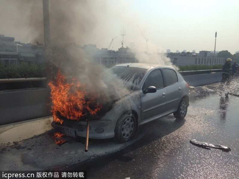 南京:标致轿车自燃面目全非 车主侥幸逃生