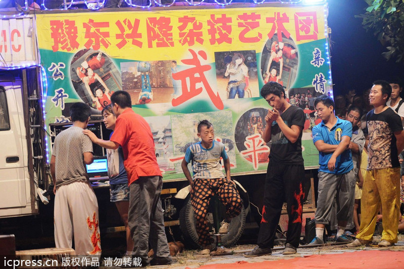 江湖杂技团借演出卖“灵药” 称“灵药”中浸泡鳄鱼、毒蛇等药材