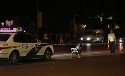 被撞瞬间母亲推出婴儿车 母性光辉总在紧急时刻显现[组图]