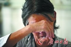 两老人因为爱情结伴打工 遭遇车祸1个盒饭两人吃