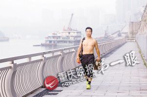 重庆一老总每天早上游泳横渡嘉陵江到公司上班