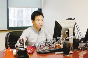 重庆一老总每天早上游泳横渡嘉陵江到公司上班