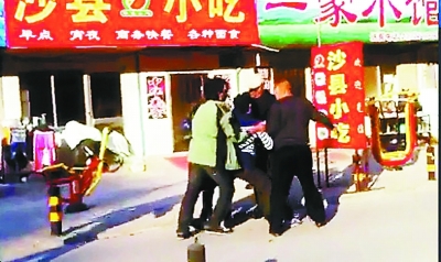 汽车停在收费车场 一夜被砸两辆