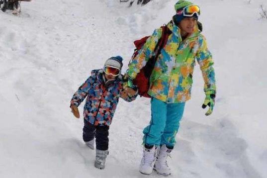 《爸爸去哪儿》雪景照曝光 林志颖亲子装亮眼(图)