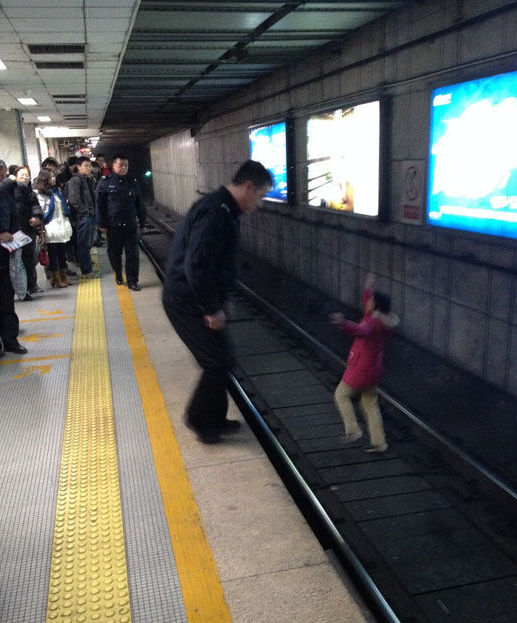 北京一女子地铁卧轨被强行抱出