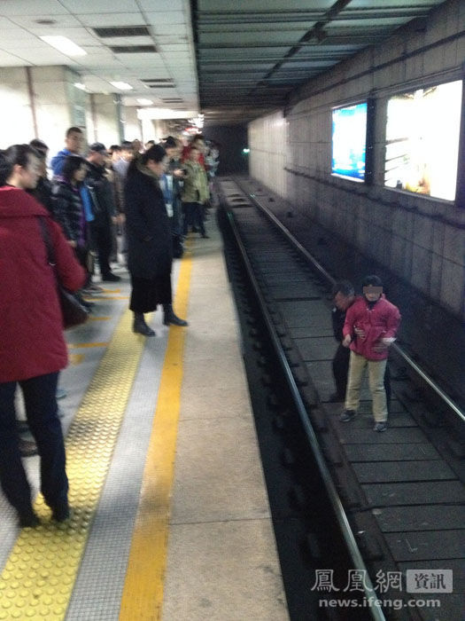 北京一女子地铁卧轨被强行抱出
