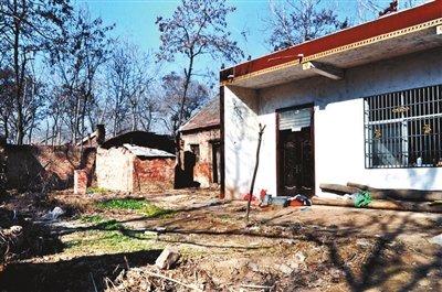 北京住井底老人回乡工作 头发染黑正在养病(图)