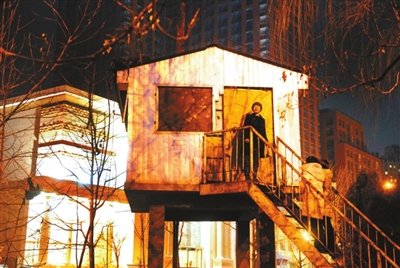 北京住井底老人回乡工作 头发染黑正在养病(图)